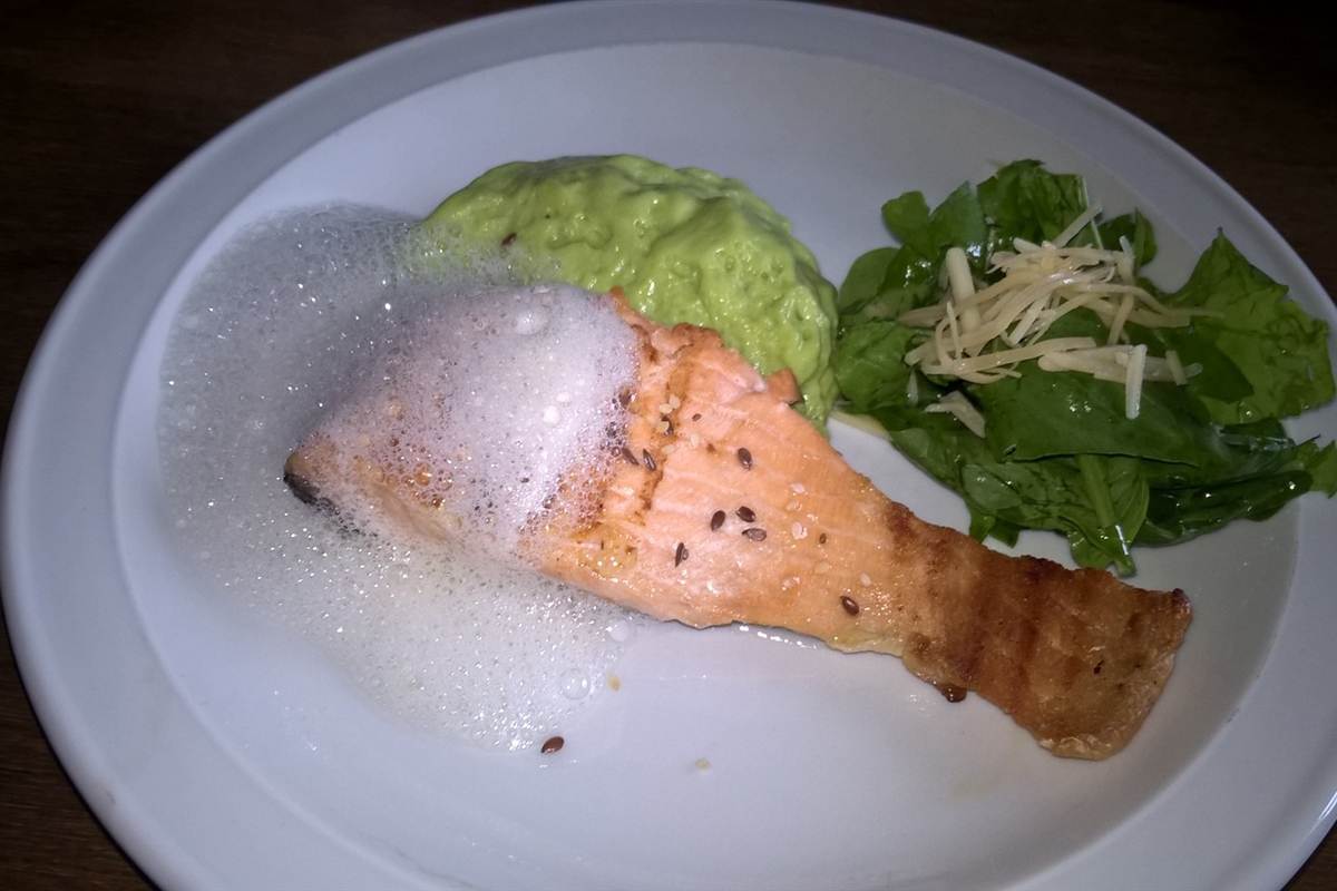 Salmón rosado en espuma de palta y aire de lima, con mix de hojas