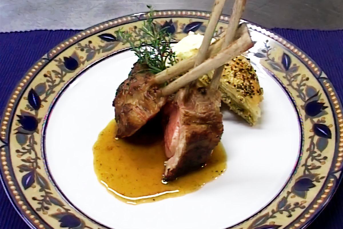 Rack de cordero asado con salsa anisada, mousse de ajo y pastel de masa  philo con frutos secos - El Gourmet