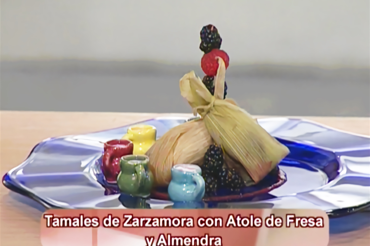 Tamales de zarzamora con atole de fresa y almendra El Gourmet