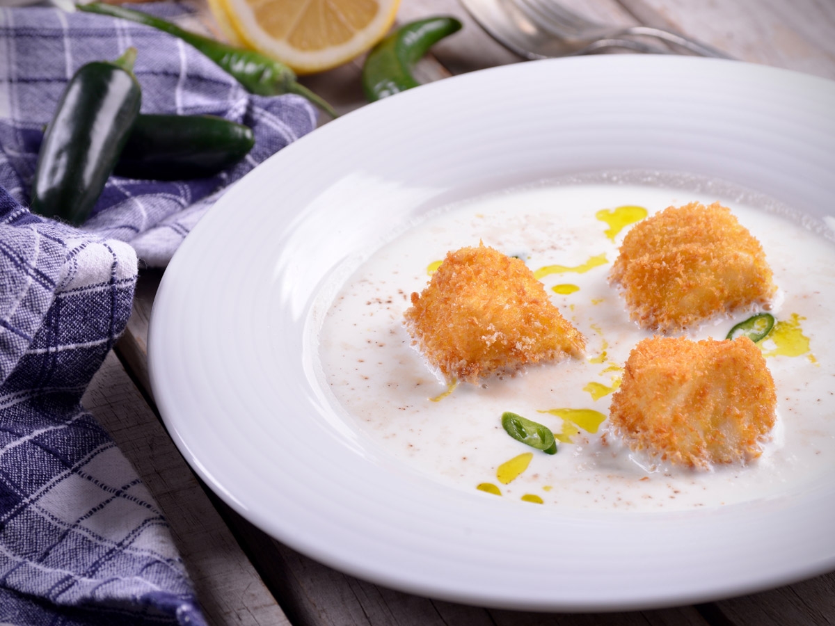 Taquitos de Merluza Rebozados sobre Crema de Ricotta y Almendras El